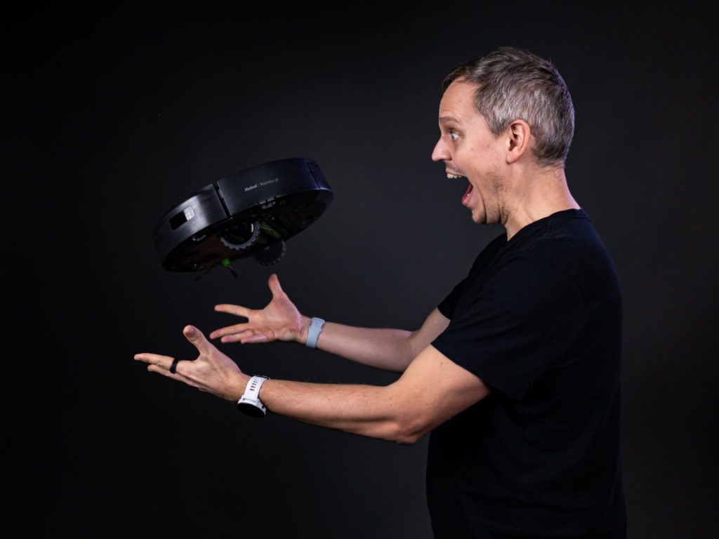 Roman vyhadzuje vysávač iRobot v rukách