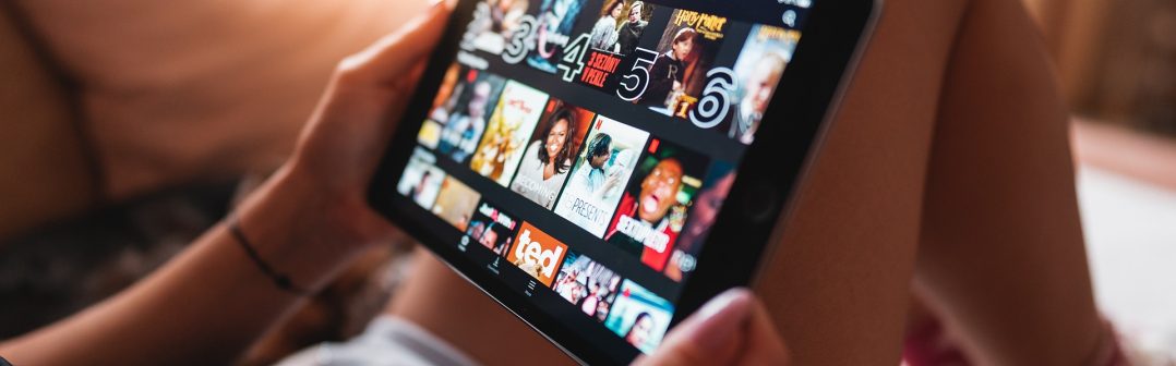 sledovanie netflixu dievca s tabletom