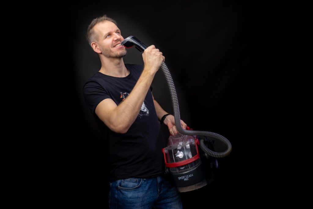 Tomáš, ktorý spieva do tepovača