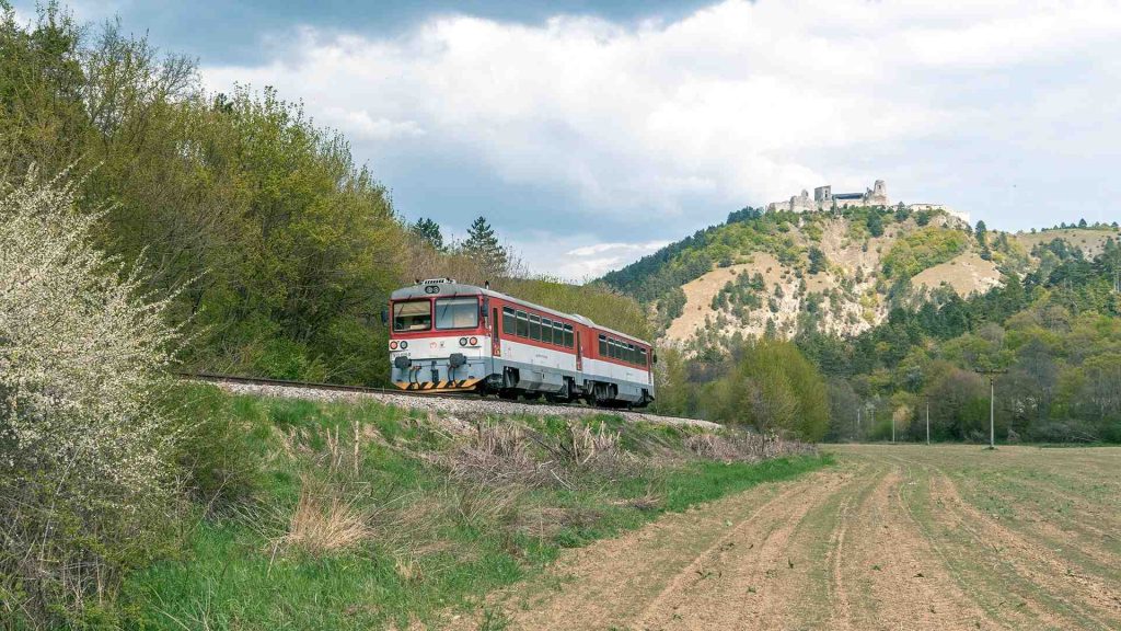 Aj do obce Čachtice sa dá dostať vlakmi ZSSK, nájdete v nej známu zrúcaninu
