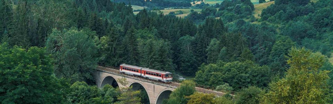 Vlak ZSSK smerujúci do jedného z najkrajších historických miest na Slovensku – Banskej Štiavnice, v pozadí vidieť štiavnickú kalváriu