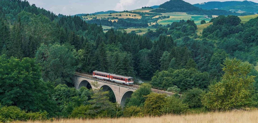 Vlak ZSSK smerujúci do jedného z najkrajších historických miest na Slovensku – Banskej Štiavnice, v pozadí vidieť štiavnickú kalváriu