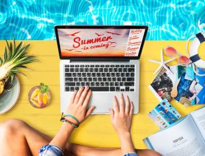 Práca na notebooku počas leta pri bazéne