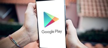 google play logo na obrazovke smartfonu