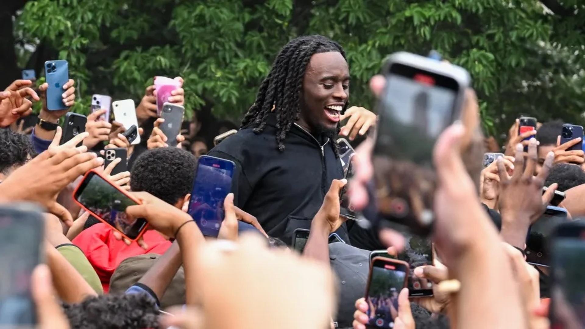 Influencer Kai Cenat čelí obvineniu z podnecovania k nepokojom. Tisíce ľudí spôsobili chaos v New Yorku