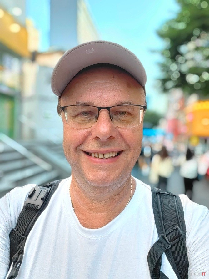 Selfie fotografia realizovaná uprostred ulice