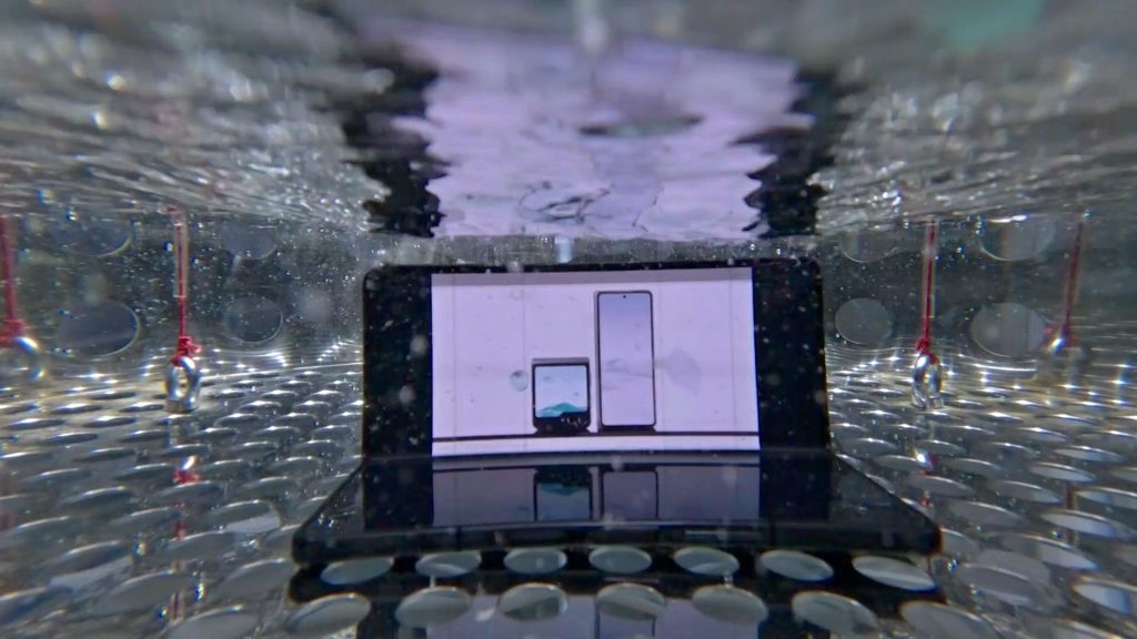 Galaxy Z Fold5 ponorený vo vode