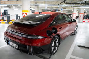 Nabíjanie elektrického auta na parkovisku v obchodnom centre