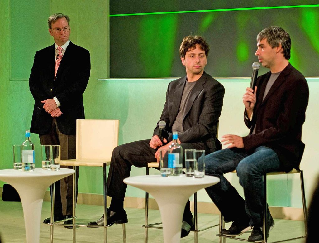Vtedajší CEO Google Eric Schmidt (vľavo) a pôvodní zakladatelia  Sergey Brin (v strede) a Larry Page (vľavo) v roku 2008