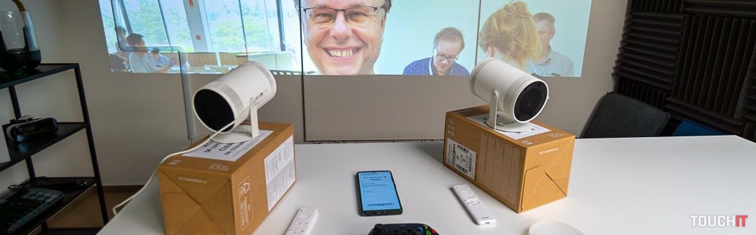 Spojenie obrazu pomocou dvoch projektorov The Freestyle 2