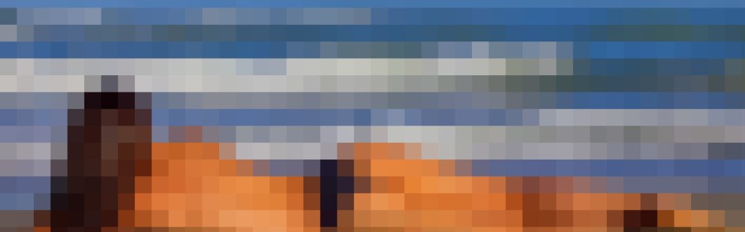 zena na plazi rozmazane pixelizaciou