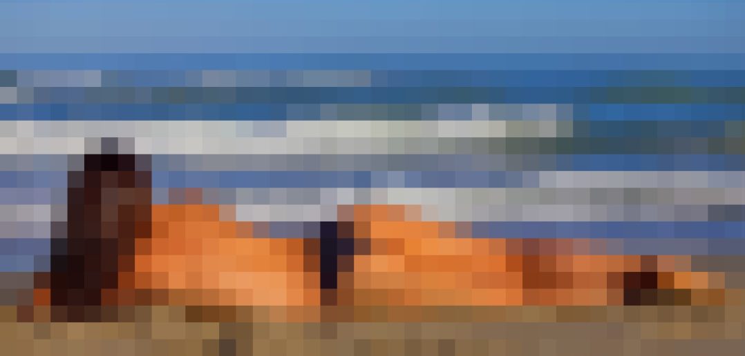 zena na plazi rozmazane pixelizaciou