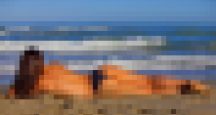 zena na plazi rozmazane pixelizaciou