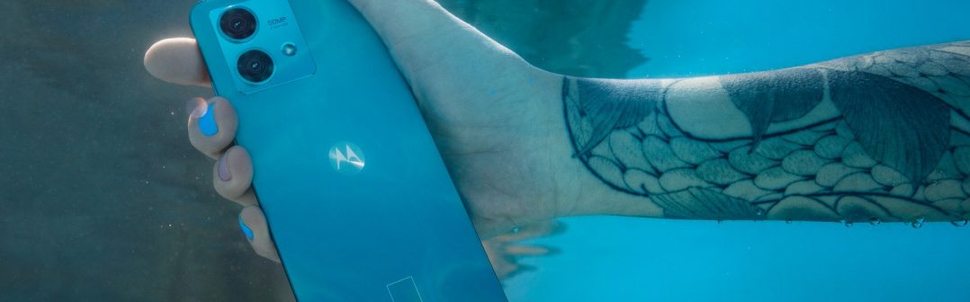 motorola edge 40 neo pod vodou