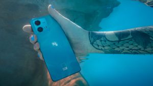 motorola edge 40 neo pod vodou