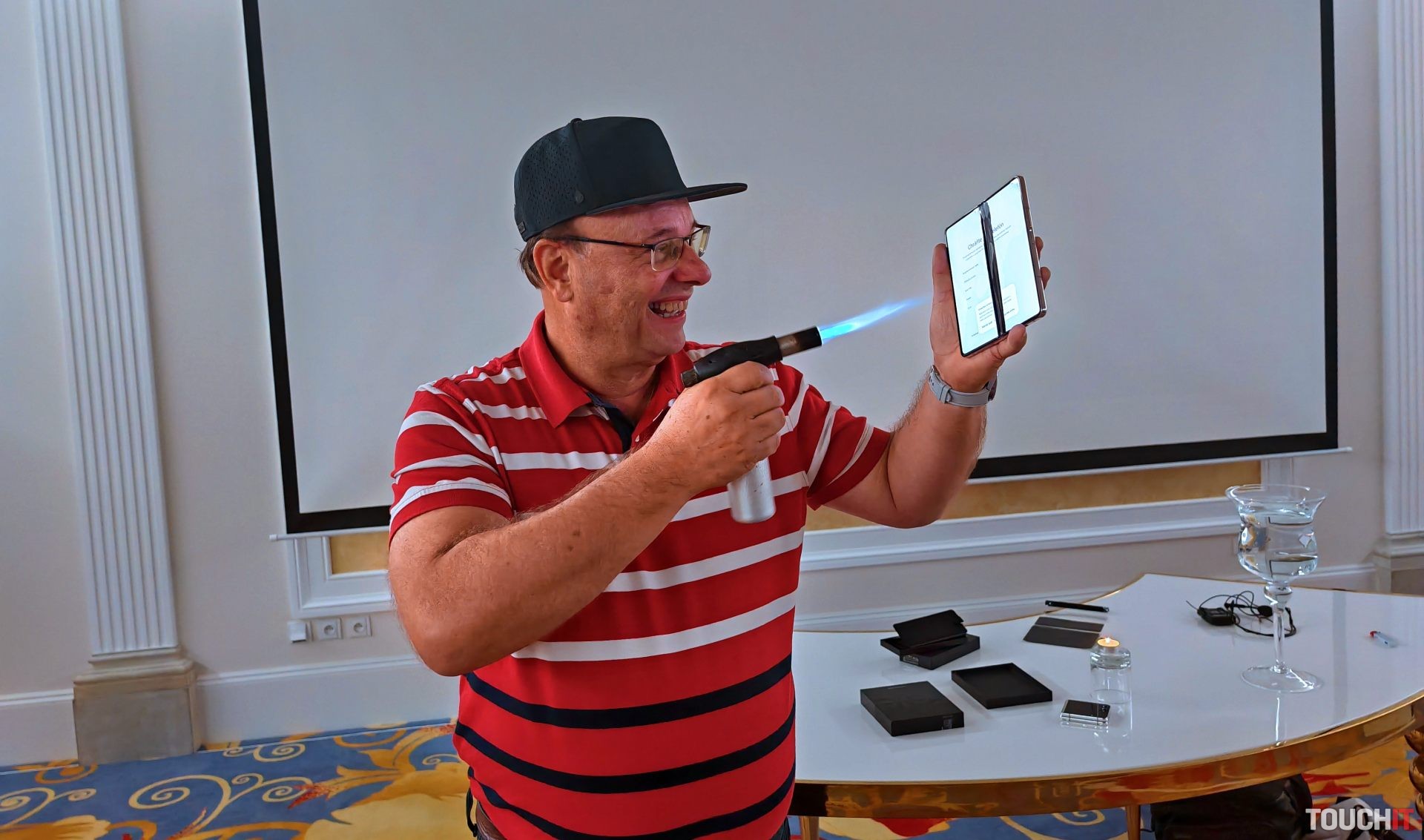 Agem Dealers Day 2023: testovali sme odolnosť skladačky voči ohňu