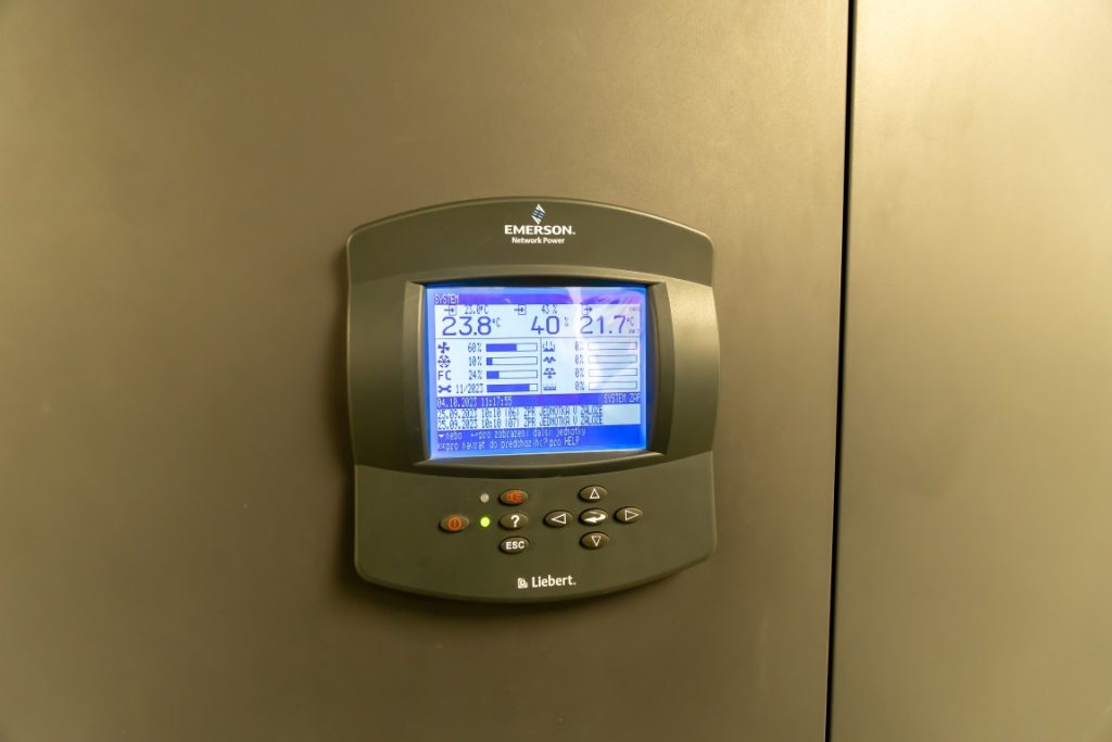 Priestory dátového centra majú prísne monitorovanú kvalitu a vlhkosť vzduchu