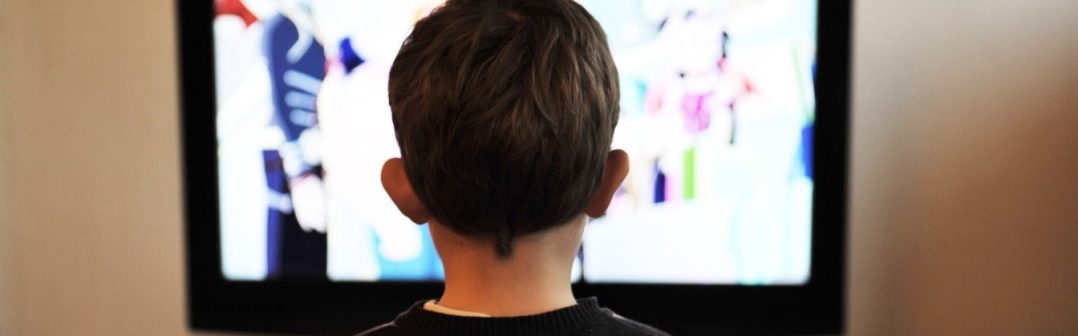 chlapec pozera televiziu