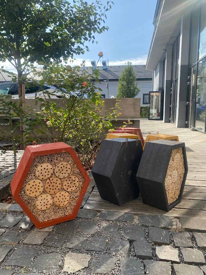 Hmyzí Grandhotel už aj v Lučenci: Spoločnosť Mobilonline prispieva k lepšiemu a zdravšiemu životnému prostrediu