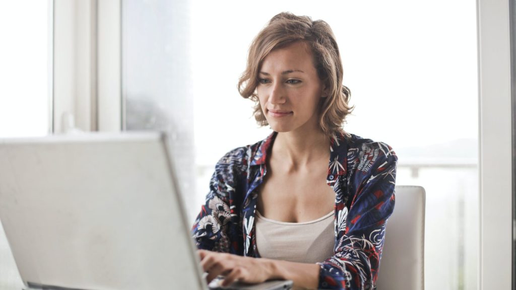 zena za pocitacom notebookom