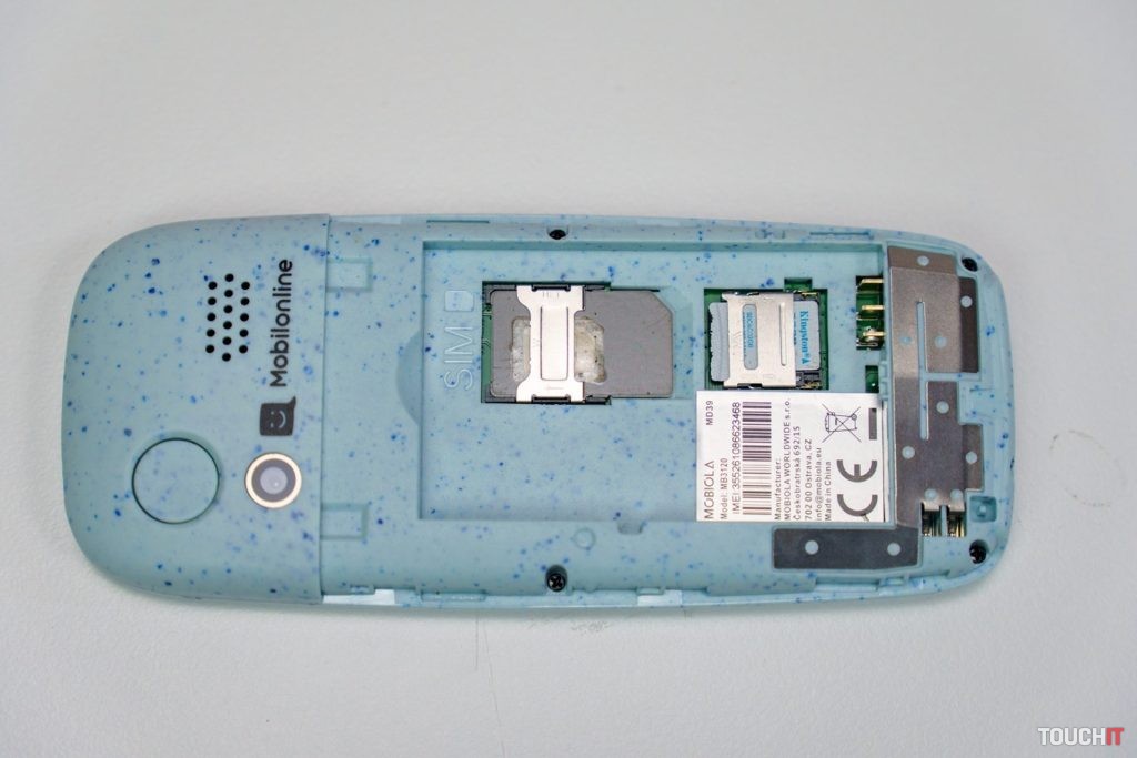 Pripojenie microSD karty a SMI karty v priestore pod batériou