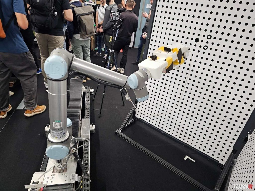 Robot pohybuje okuliarmi pre virtuálnu realitu