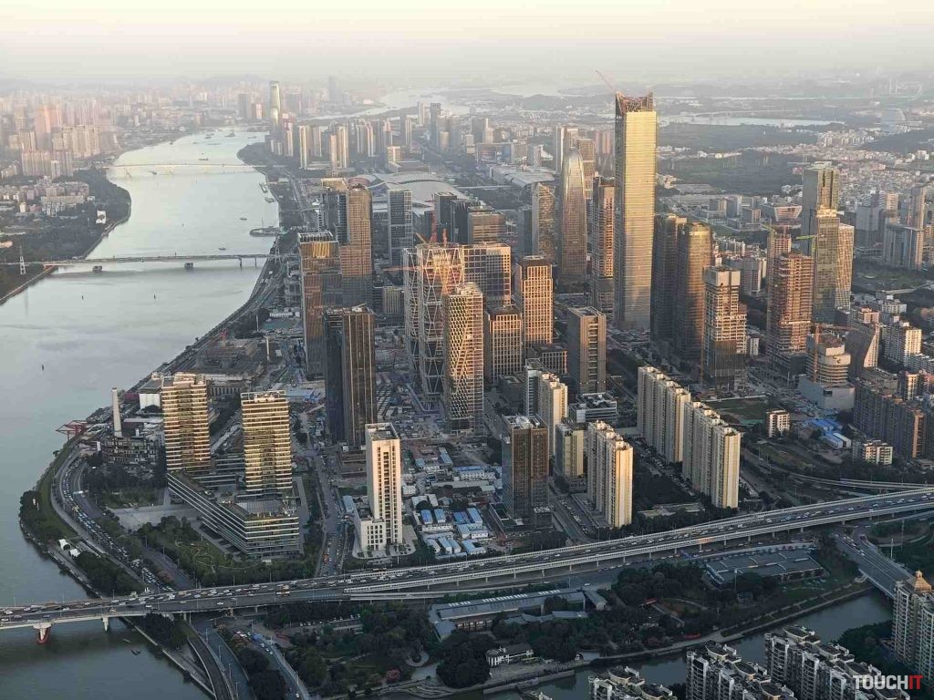 Pohľad na mesto Guangdong z Kantonskej veže. Odfotil OPPO Reno10 Pro