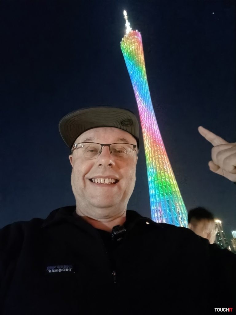 Kantonska veža v noci. Odfotil OPPO Reno10 Pro selfie kamerou