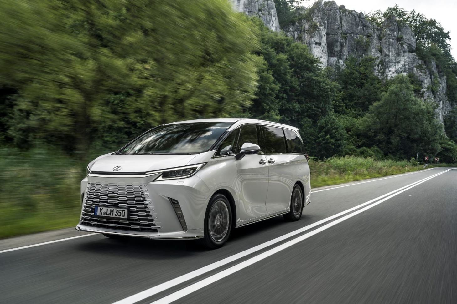 Lexus LM: skutočný luxus na kolesách