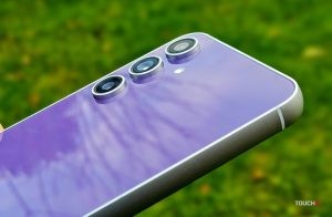 Vystupujúce objektívy fotoaparátov na Galaxy S23 FE
