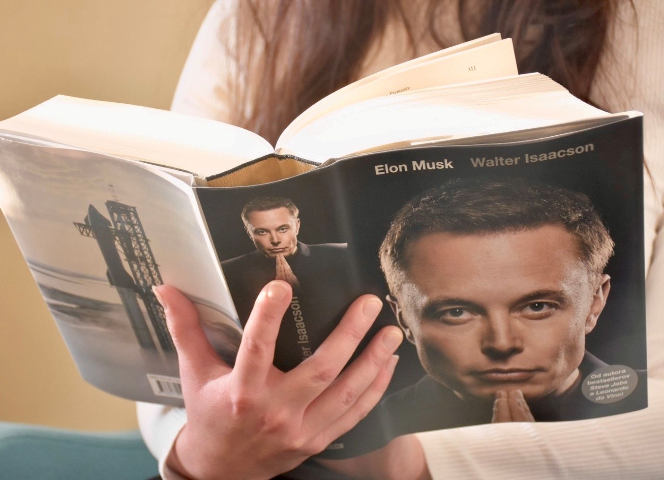 Geniálny technologický inovátor? Alebo bláznivý chlapík? Vyšiel životopis Elona Muska