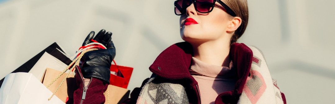 zena s nakupnymi taskami