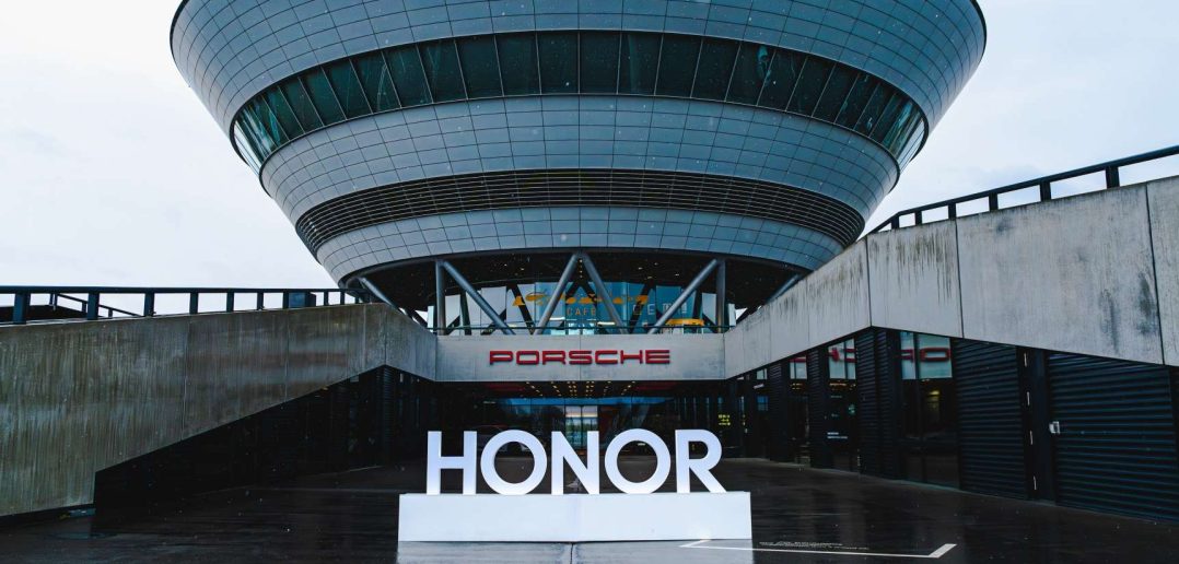 Predstavenie HONOR Magic V2 priamo v centrále Porsche v Lipsku