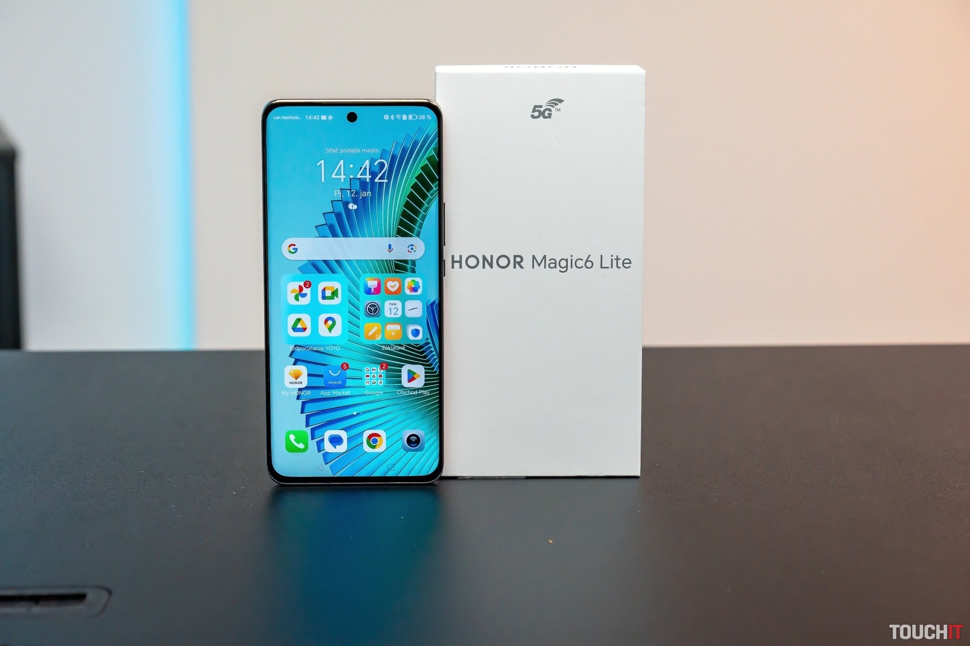HONOR Magic6 Lite: Telefón strednej triedy, čo pôsobí ako vlajková loď. A predsa to vlajka nie je