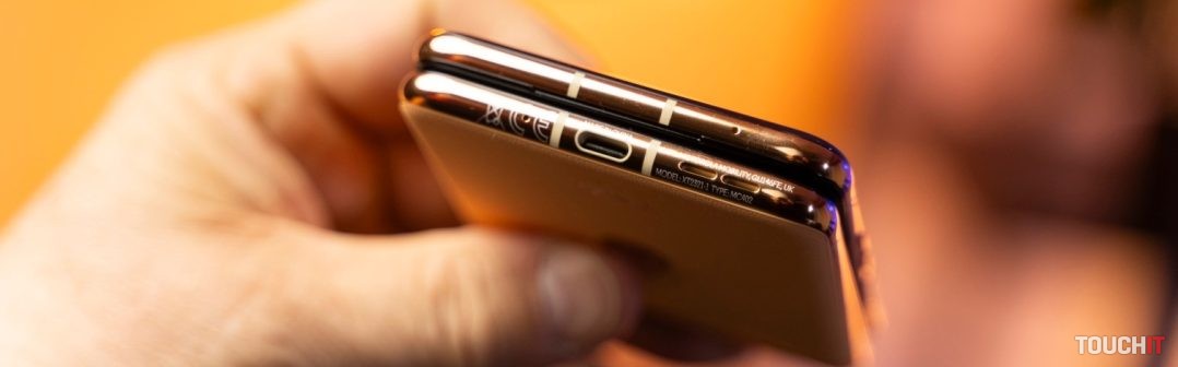 Motorola Razr 40 Ultra vo farbe Peach Fuzz