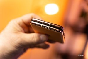 Motorola Razr 40 Ultra vo farbe Peach Fuzz