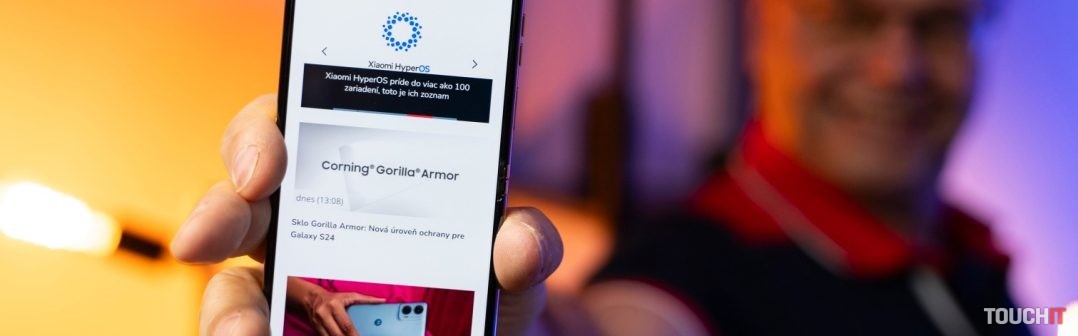 Motorola Razr 40 Ultra vo farbe Peach Fuzz