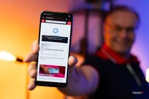 Motorola Razr 40 Ultra vo farbe Peach Fuzz