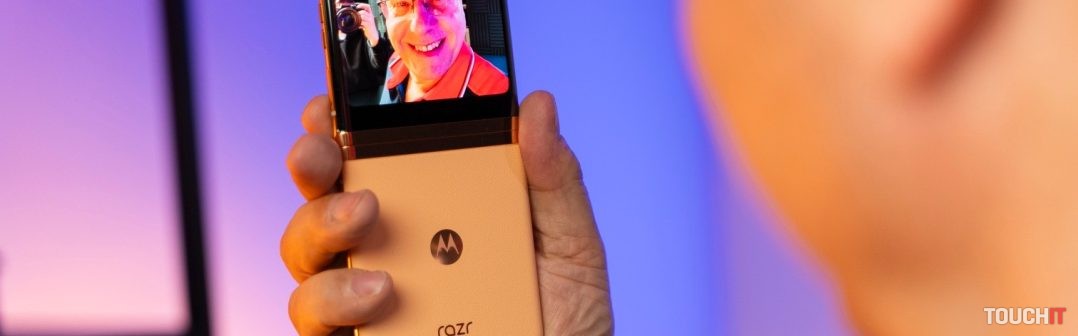 Motorola Razr 40 Ultra vo farbe Peach Fuzz