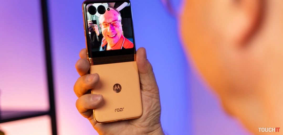 Motorola Razr 40 Ultra vo farbe Peach Fuzz