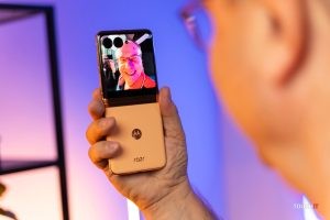 Motorola Razr 40 Ultra vo farbe Peach Fuzz