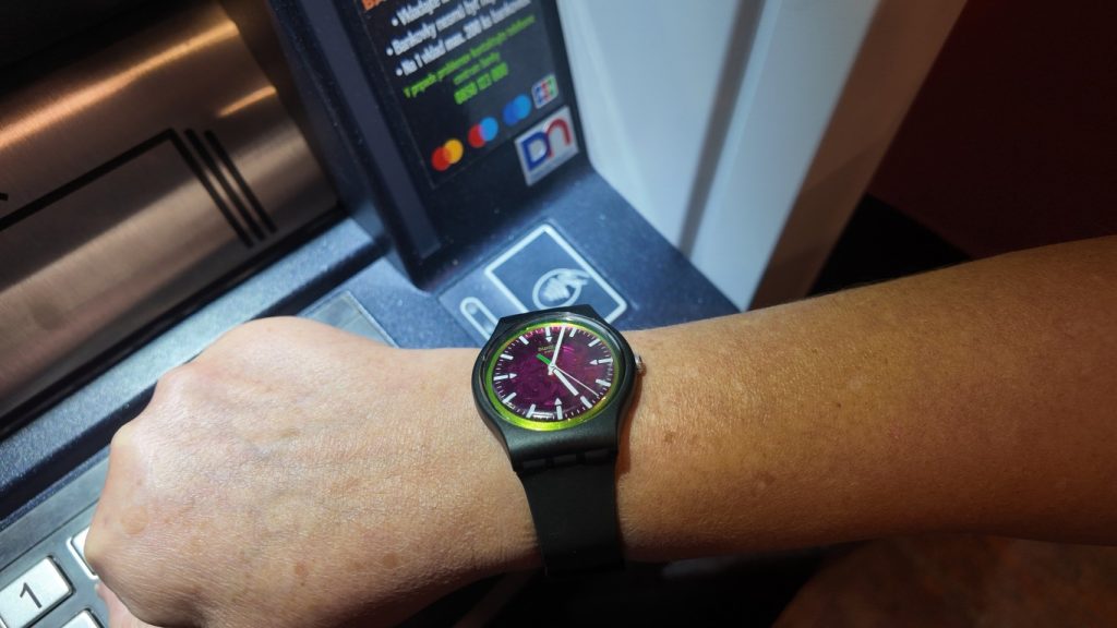 Výber peňazí pomocou takmer klasických hodiniek Swatch
