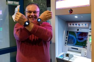 Výber hotovosti z bankomatov VÚB pomocou inteligentných hodiniek a náramkov