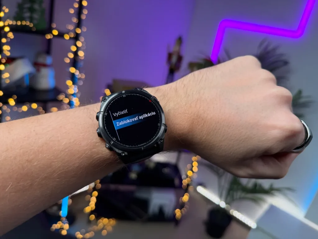 Po prijatí notifikácie z iPhonu do Garmin hodiniek môžete ťuknúť na položku Zablokovať aplikáciu