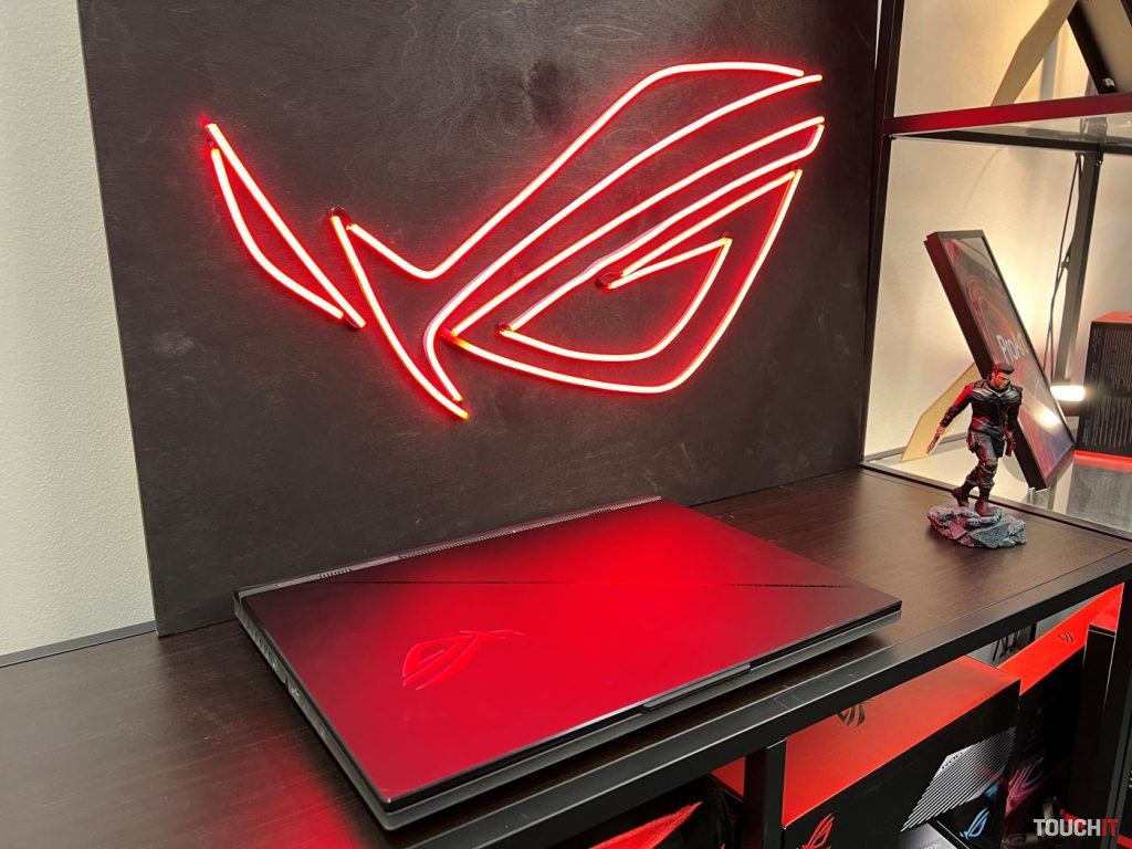 ROG Strix SCAR 18 (G834)