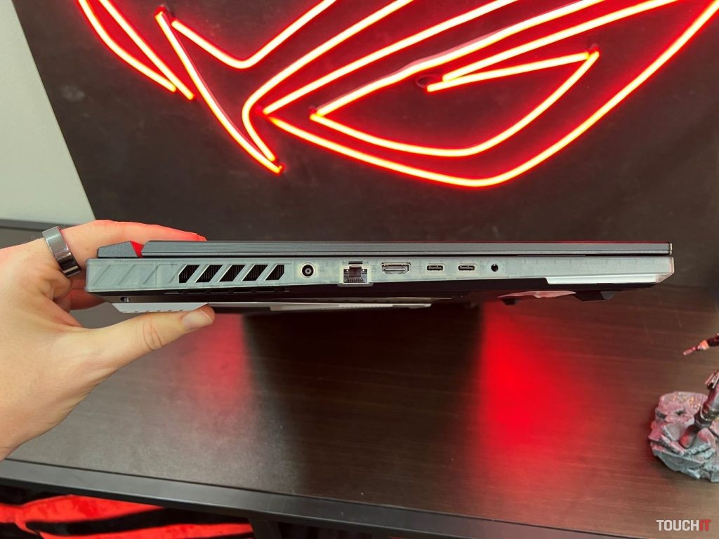 ROG Strix SCAR 18 (G834)