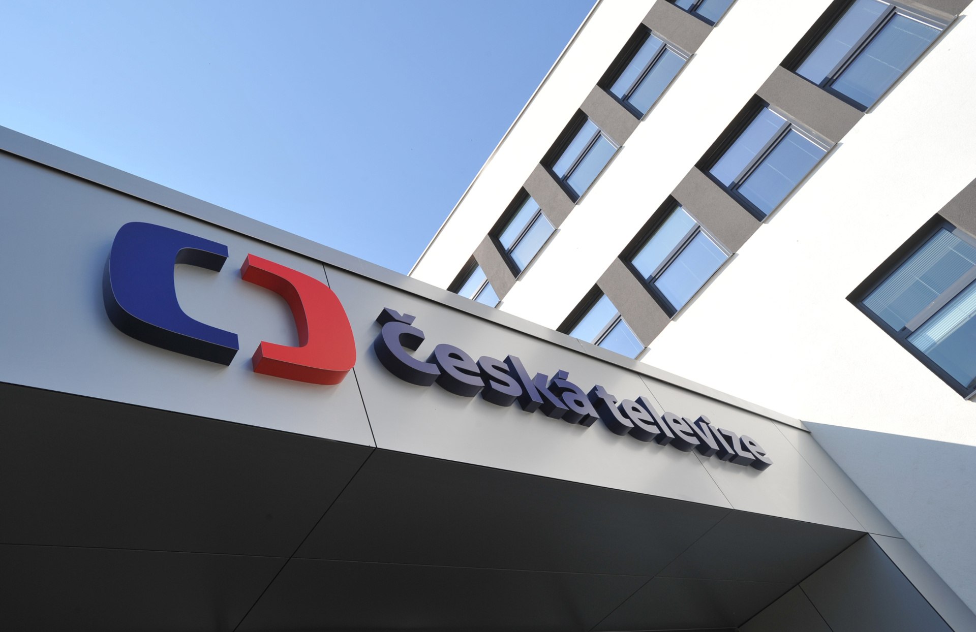 Hrozí vypnutie Českej televízie na Slovensku?