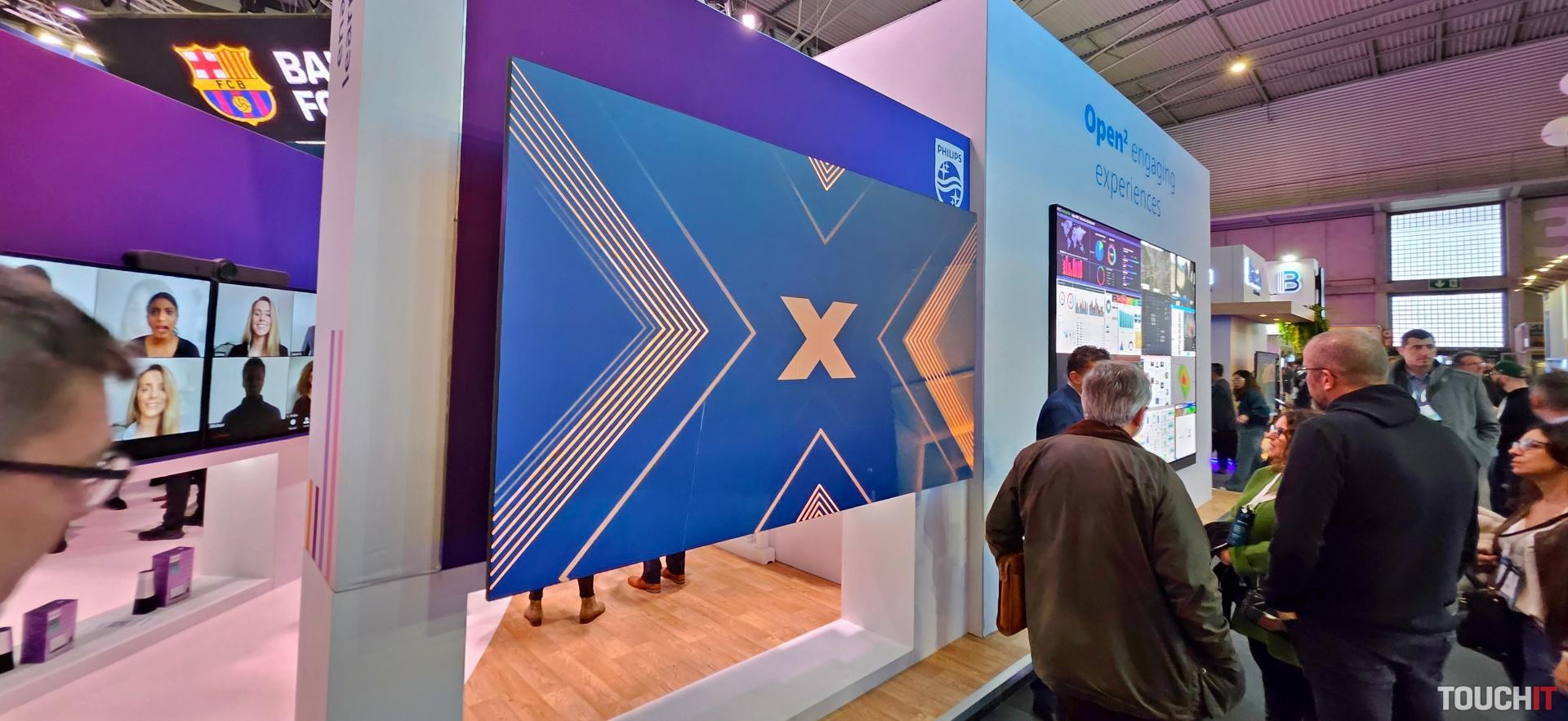 Rad displejov s obrovskými uhlopriečkami na prezentáciu a vzdelávanie (VIDEO)