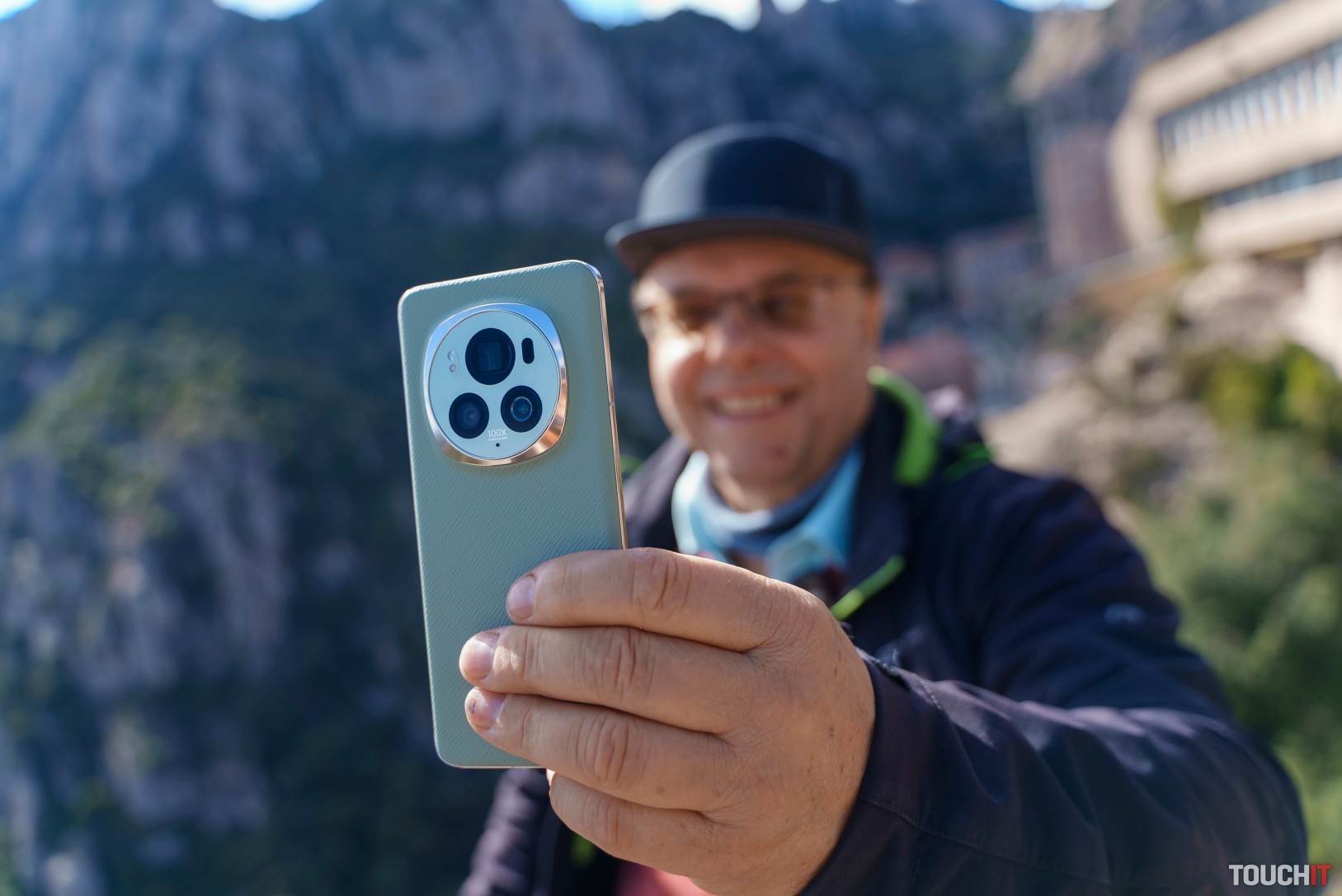 HONOR Magic6 Pro chce konkurovať Samsungu Galaxy S24 Ultra a predáva sa za nižšiu cenu (VIDEO)