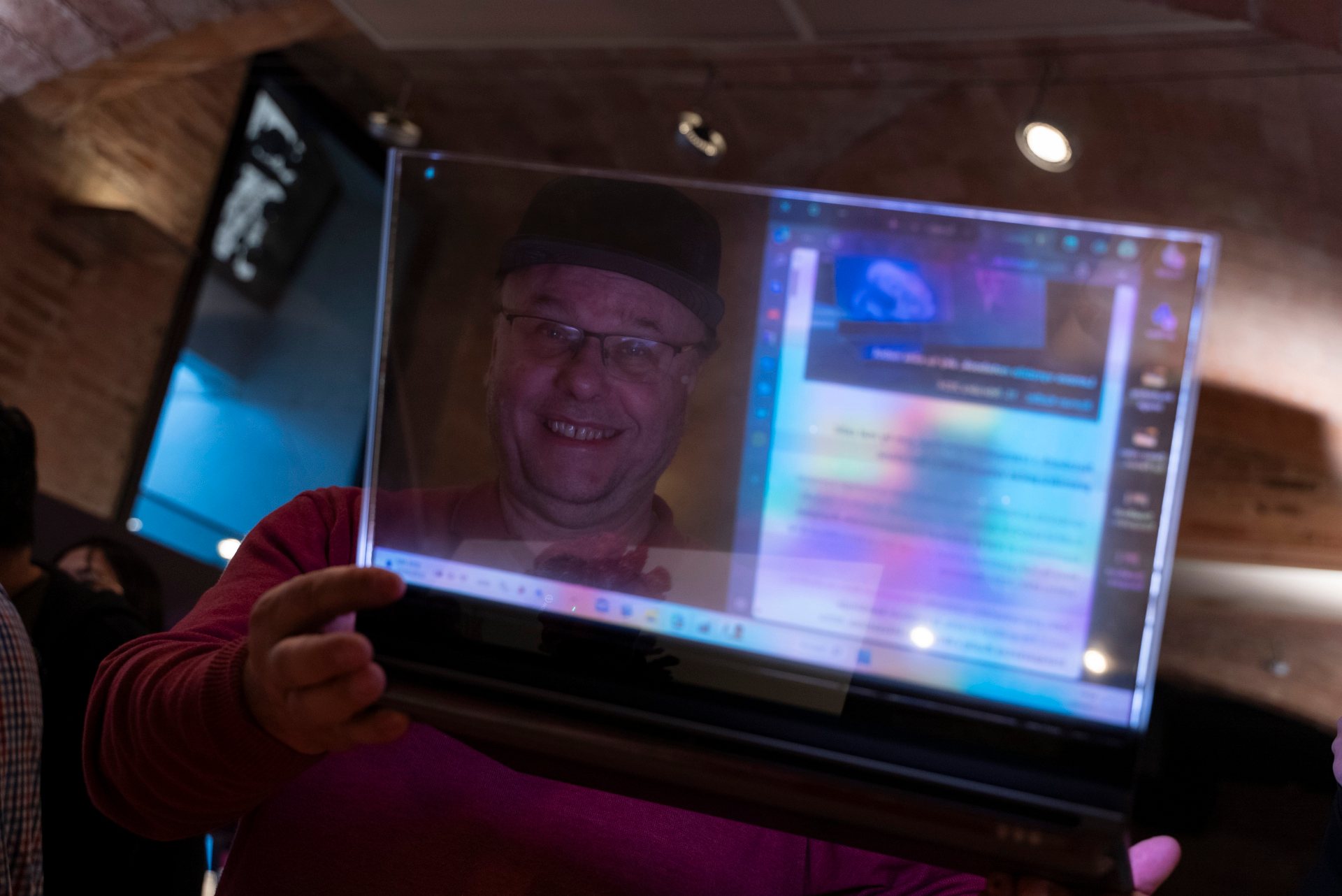 Lenovo má notebook s priesvitným displejom a umožňuje vymieňať informácie medzi zariadeniami